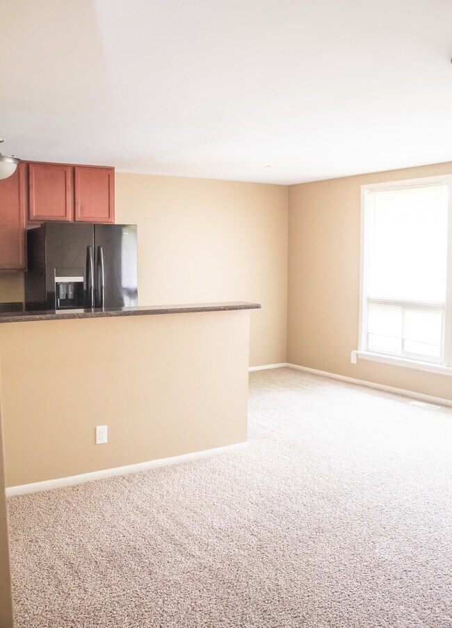 Foto del edificio - 3 Bedroom W/ Large Basement Available Now ...