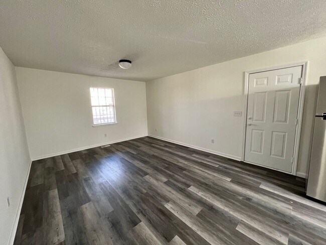 Building Photo - Amazing 3 bed 1.5 bath for rent!