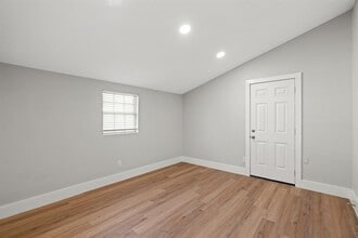 Building Photo - 915 Avenue E