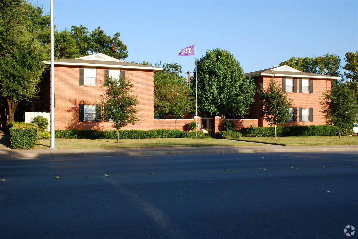 Building Photo - Jim Qualia 10/02/2007 - 3419 S University Dr