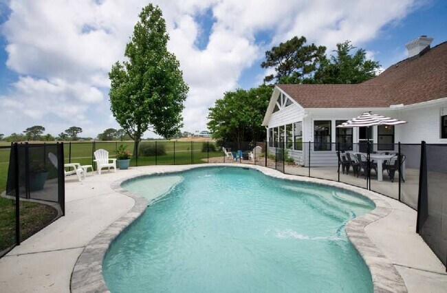 Building Photo - Golf course, close to beaches & downtown