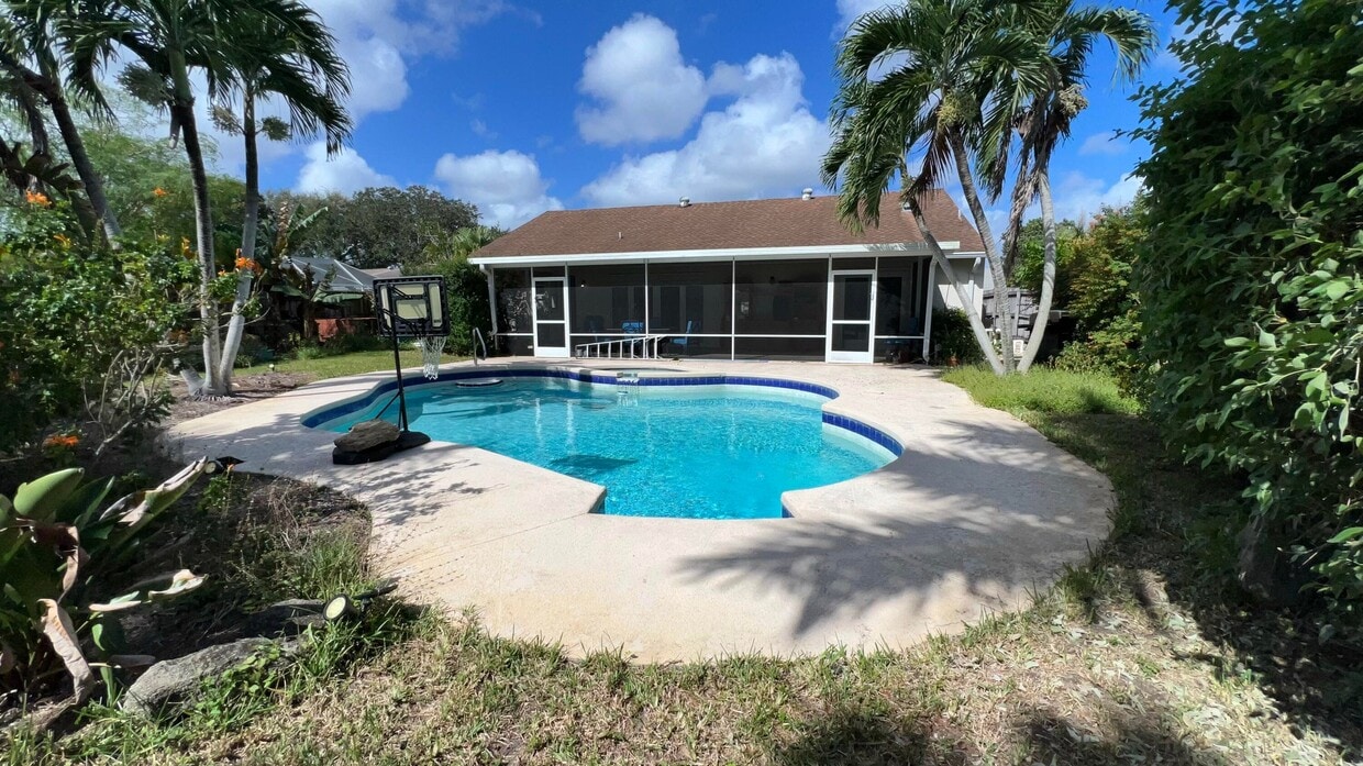 Foto principal - 5420 Rose Marie Ave S