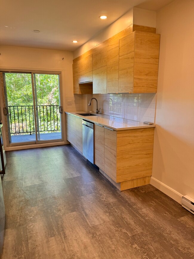 Building Photo - 5400 Av Connaught