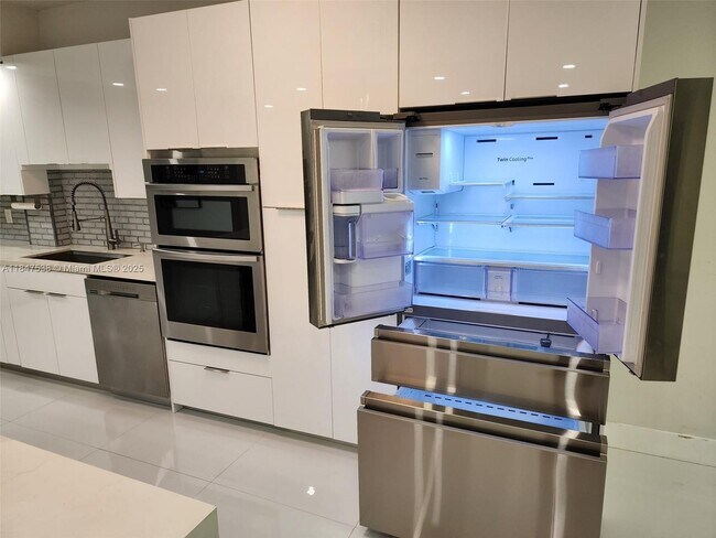 Foto del edificio - 10730 NW 66th St