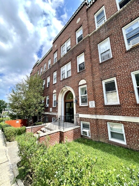 Building Photo - 98 Harding Ave