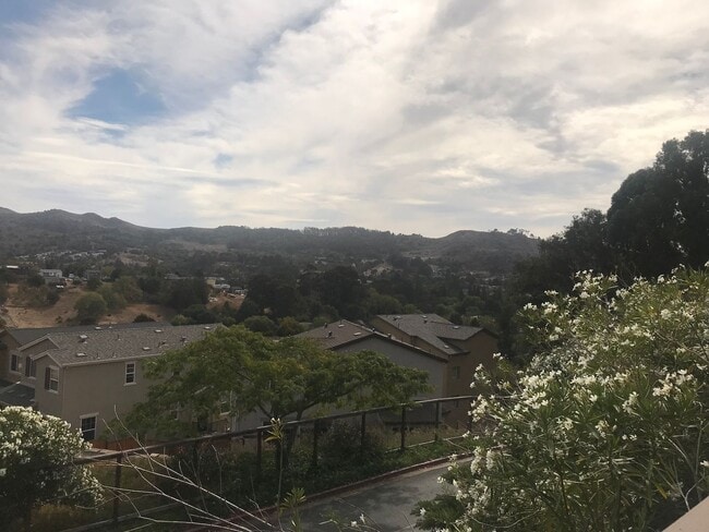 Foto del edificio - STUNNING 3BD/2.5BA TOWNHOME WITH A BEAUTIFUL VIEW IN EL SOBRANTE, CA!!!