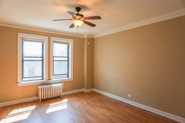 Building Photo - 920 W Eastwood Ave