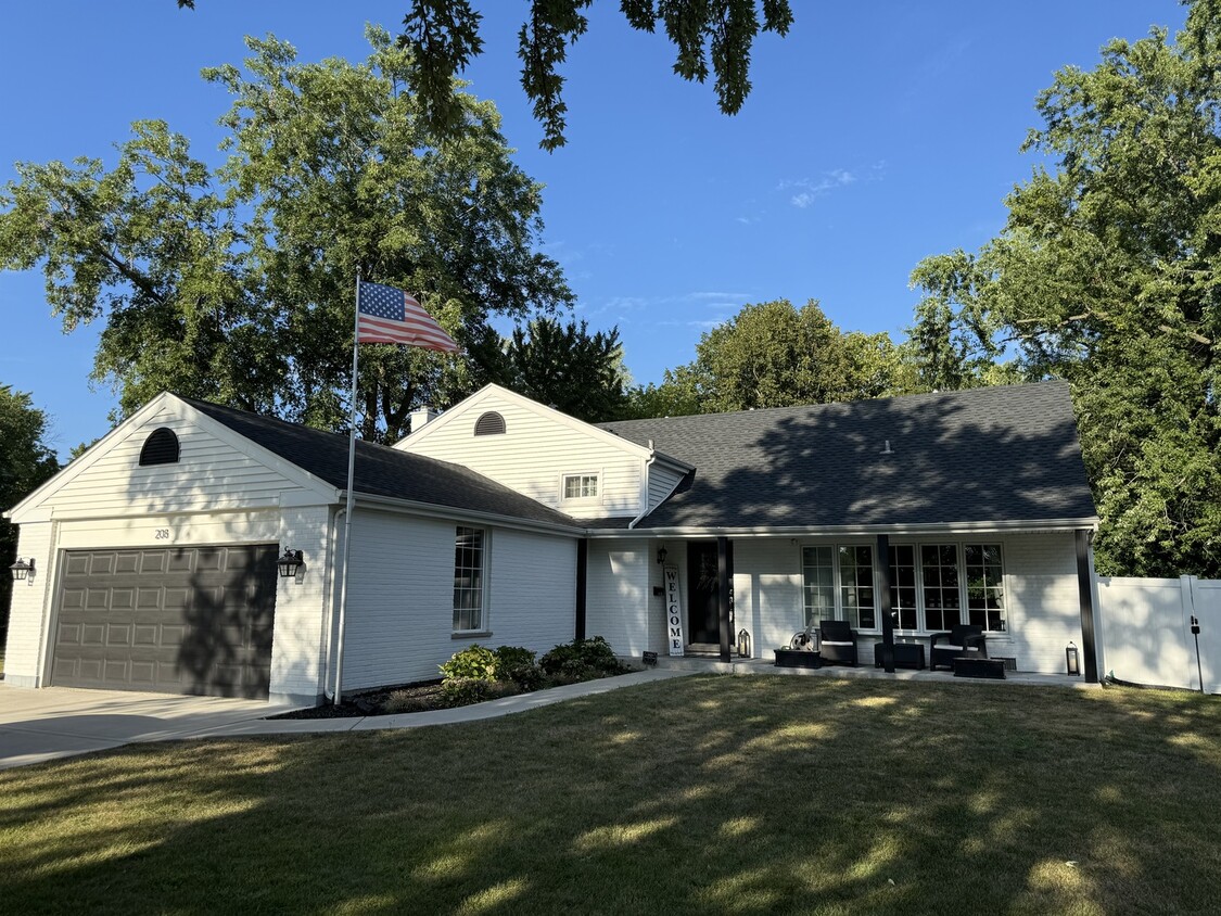 Primary Photo - 208 S River Rd