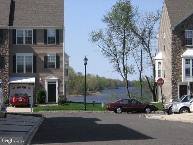 Building Photo - 22 River Ln