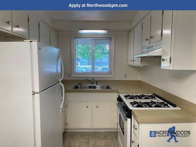 Building Photo - Cute 1 Bedroom 1 Bathroom four plex in Cen...
