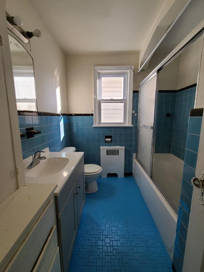 Baño - 383 E 37th St