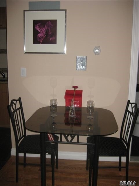 Foto del edificio - 710-712 E 220th St