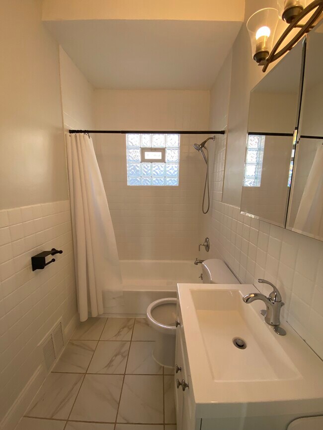 Building Photo - 2424 N Nordica Ave