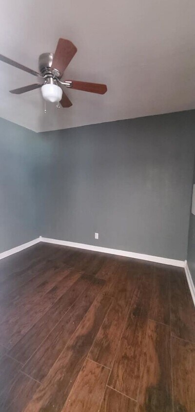 Foto del edificio - 223 N Elm St