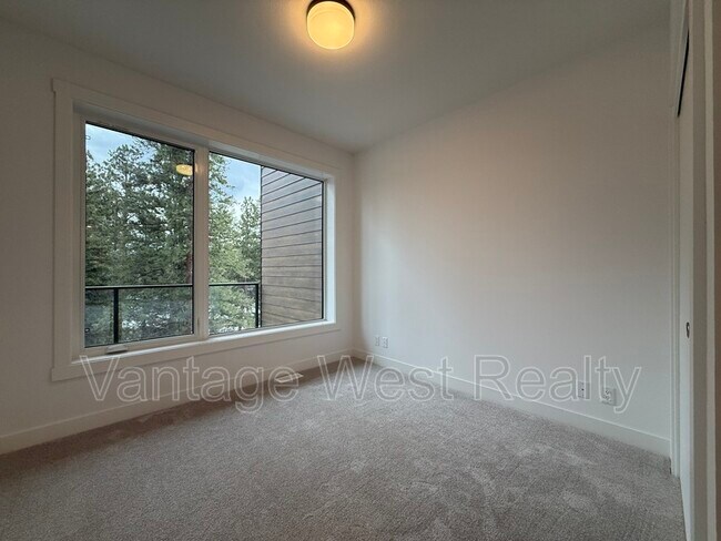 Building Photo - 512-2735 Shannon Lake Rd