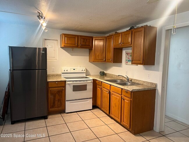 Building Photo - 406 Tyler Ave