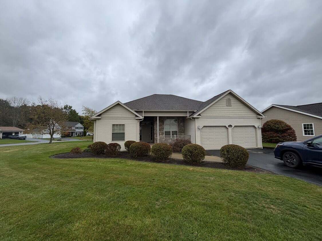 Foto principal - Pristine Endicott Single Family Home