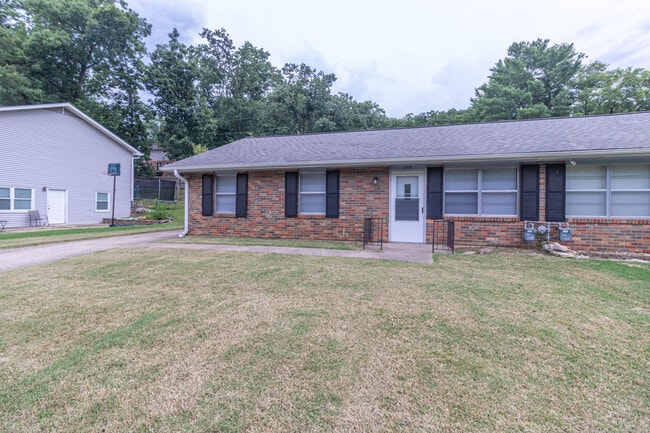 Building Photo - 1715 Stanford Dr