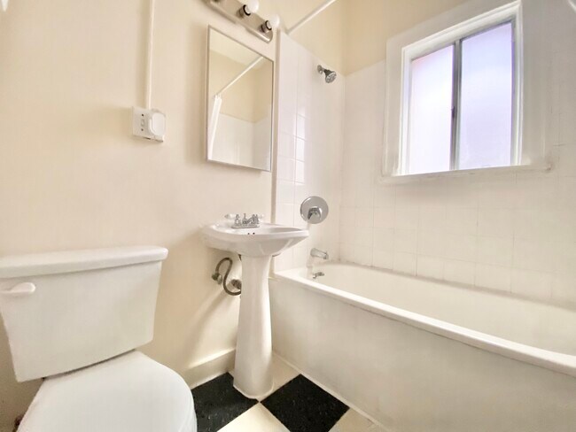 Foto del edificio - 447 S. Grand View St Los Angeles, CA 90057