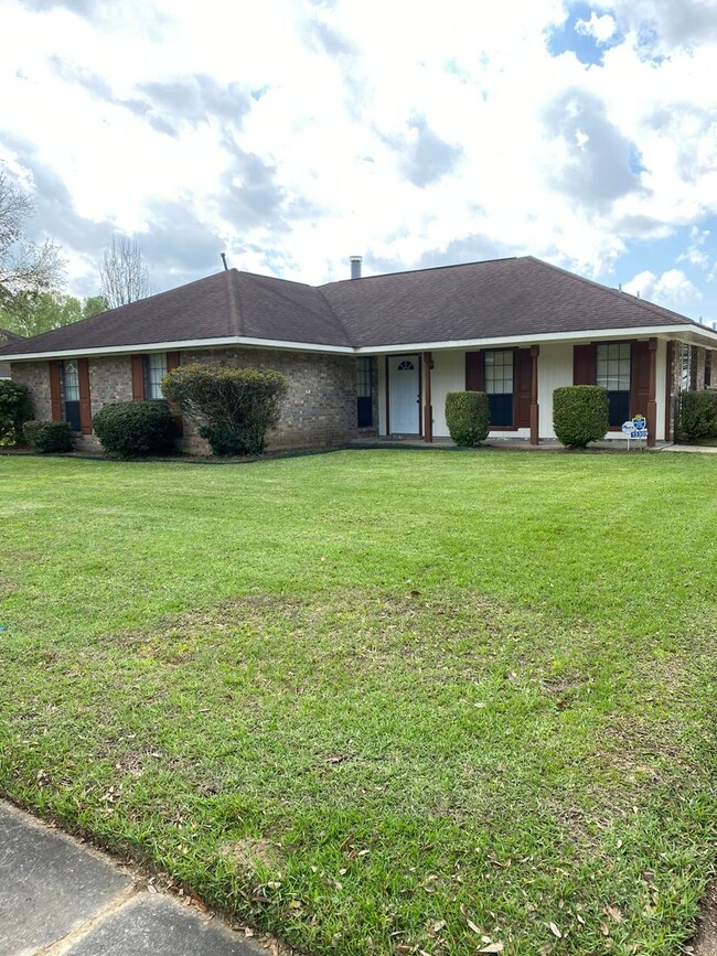 Building Photo - Must see this Lovely  4/2.5 Brick Home in ...