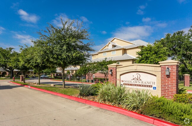 Entrada para auto - Woodlawn Ranch Apartments
