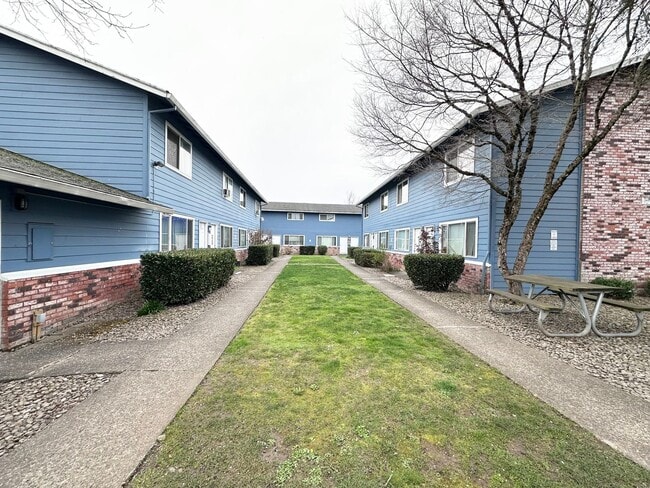 Building Photo - Quiet and Spacious 2 Bedroom, 1 Bath, Town...
