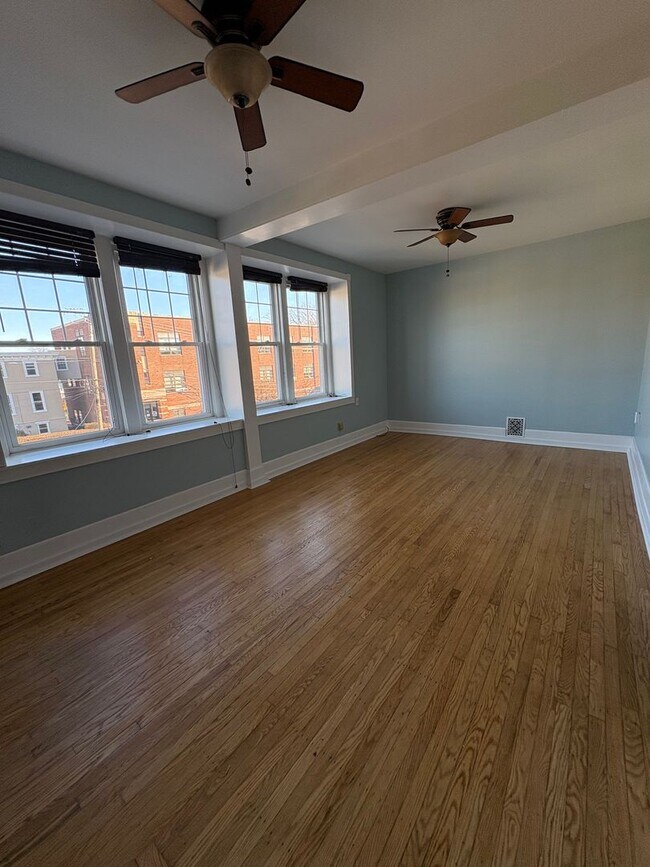 Foto del edificio - Large 2Nd. Floor 1 bedroom Apt.