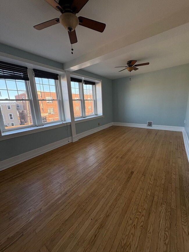 Building Photo - Large 2Nd. Floor 1 bedroom Apt.