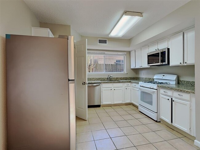 Building Photo - 8527 Woodland Willows Dr