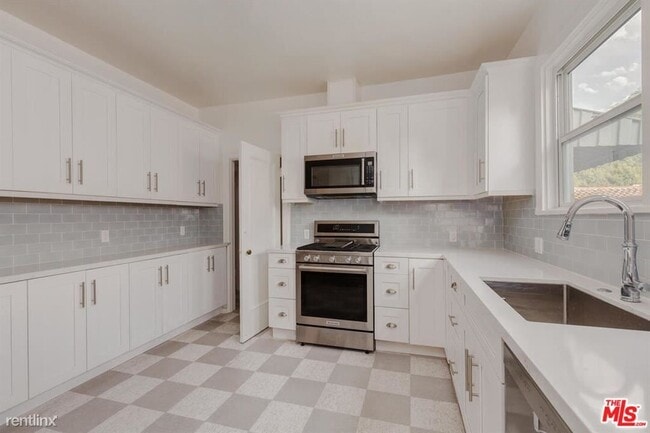 Building Photo - 3 br, 2 bath Condo - 464 N Orange Dr