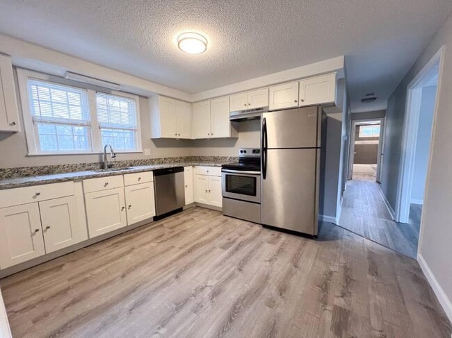 Building Photo - 3.0 bedroom in Salem New Hampshire 3079