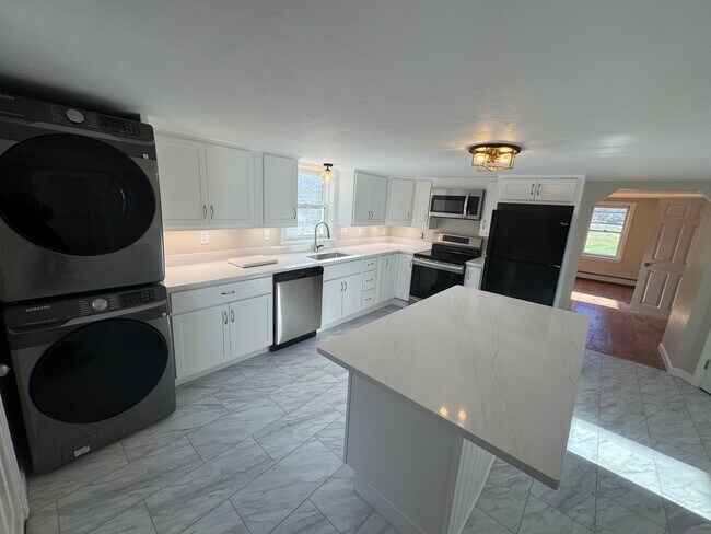 Foto del edificio - 456 Mattakeesett St