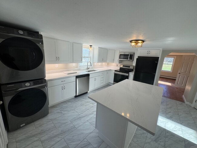 Building Photo - 456 Mattakeesett St