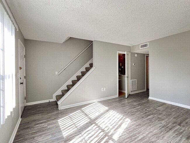 Foto del edificio - Two-Bedroom End Unit Townhome