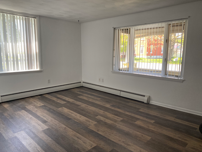 Building Photo - 107 Sodus St