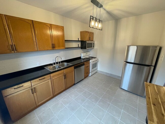 Foto del edificio - 3 Unit Apartment Building in the Heart of the Bellevue area of Pittsburgh