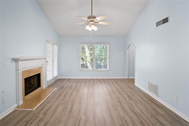 Building Photo - 304 Peachtree Frst Dr