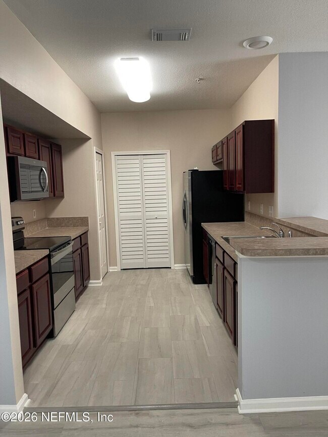 Foto del edificio - 6984 Ortega Woods Dr