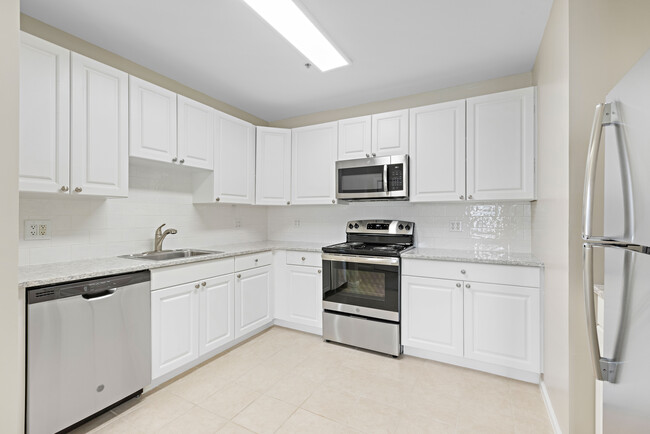 Two-bedroom kitchen - Edgewater Town Center Apartments