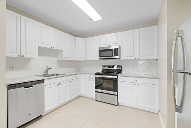 Two-bedroom kitchen - Edgewater Towne Center Apartments