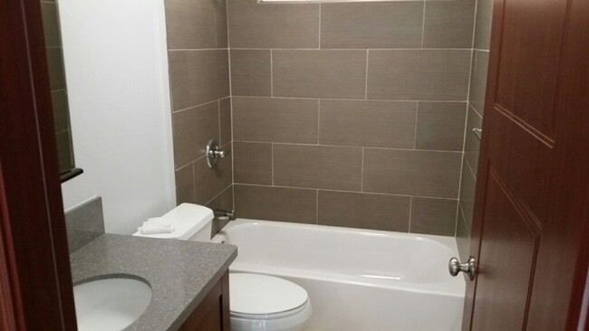 Building Photo - Kaimuki Duplex, 3 Bedroom, 2 baths, 2 park...