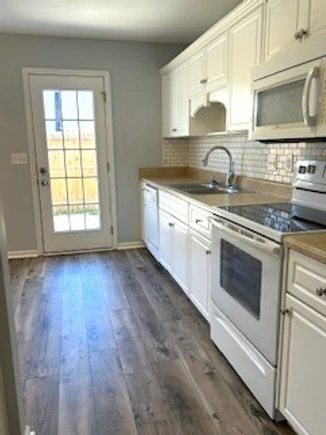 Building Photo - 1810 Lauren Ln