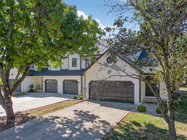 Foto del edificio - Renovated 3BR/2.5BA Townhome in Blue Valley Schools with Full Basement & 2-Car Garage