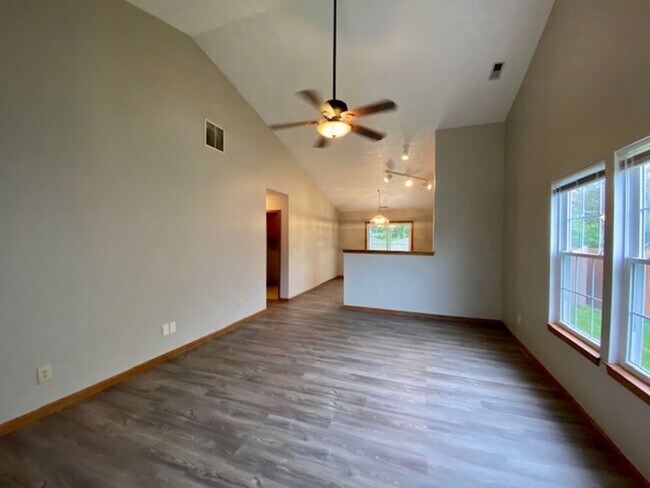 Building Photo - Stunning 3 Bedroom/2 Bath home in Pike Tow...