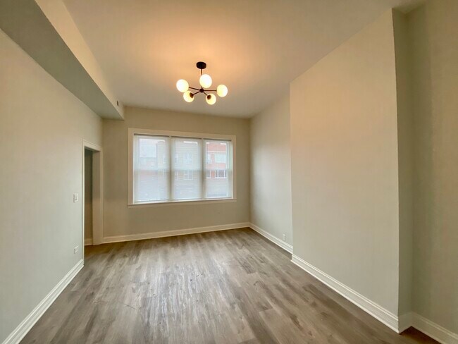 Building Photo - 948 N Western Ave