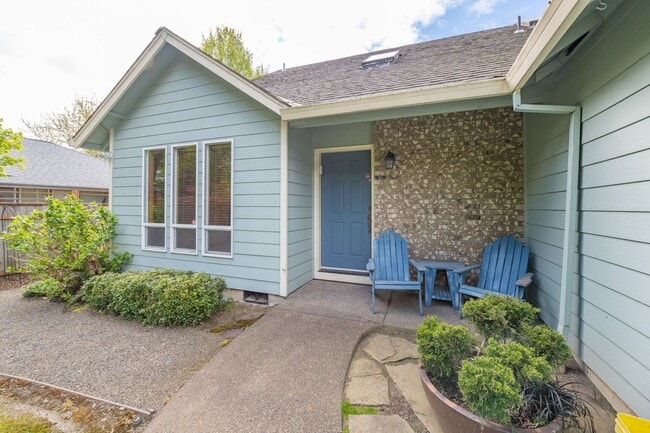 Building Photo - "Private Retreat in Tualatin: Pet-Friendly...