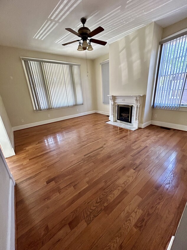Living area - 401 Dinwiddie St