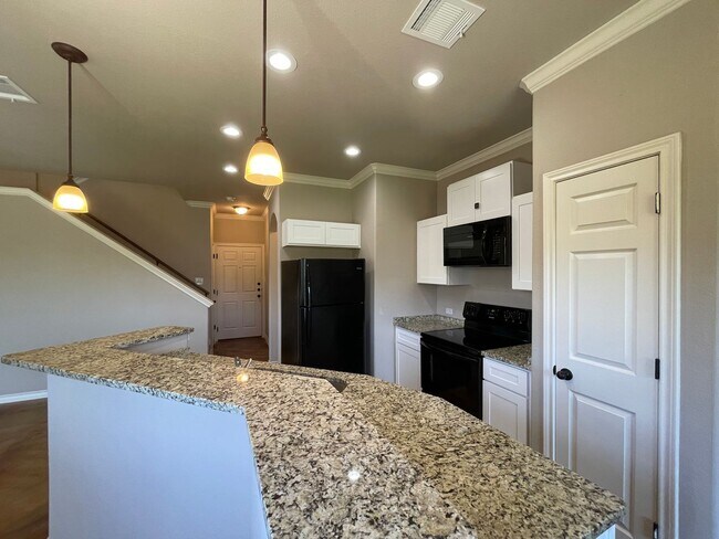 Building Photo - Town home for rent