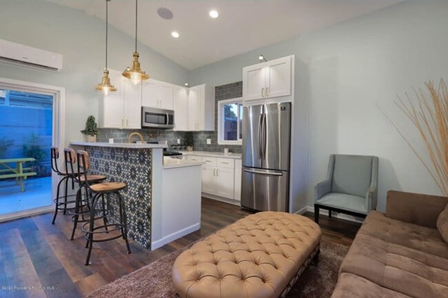 Foto del edificio - Private 1 Bed 1 Bath Back House with Yard ...