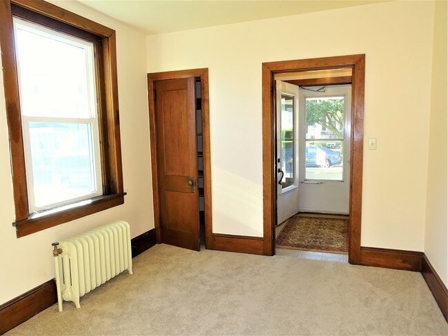 Building Photo - 109 S Park St
